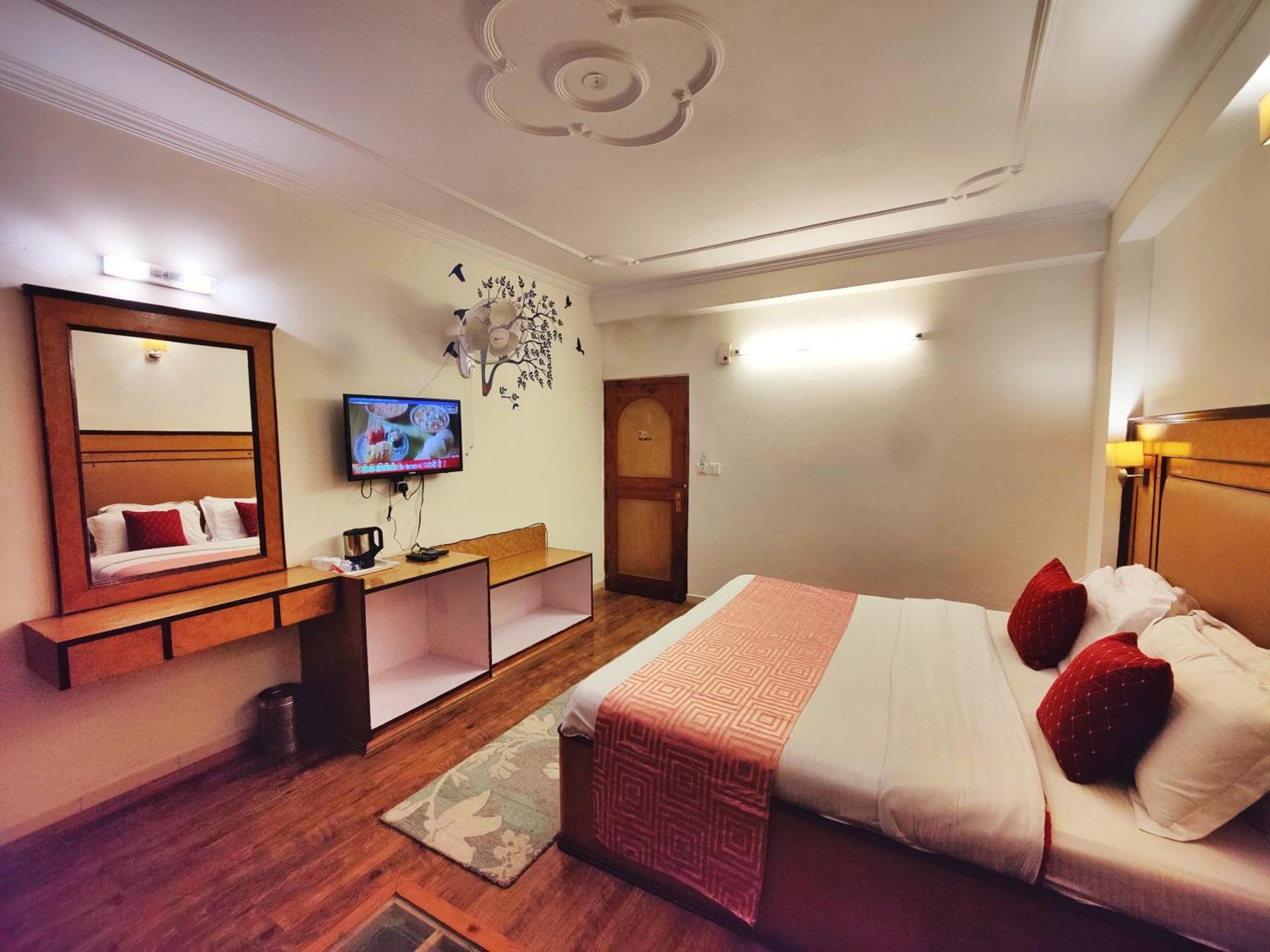 Surya International Hotel Manali Near Mall Road Esterno foto