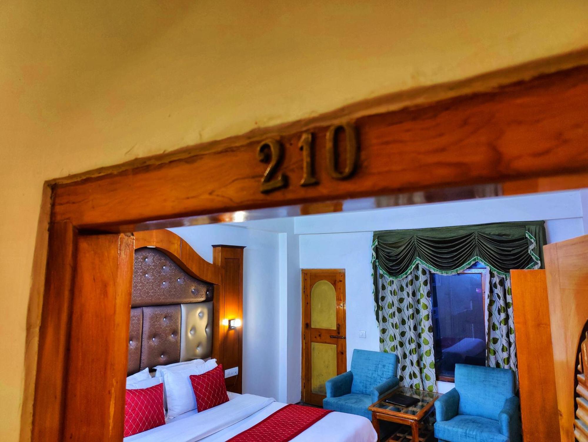 Surya International Hotel Manali Near Mall Road Esterno foto