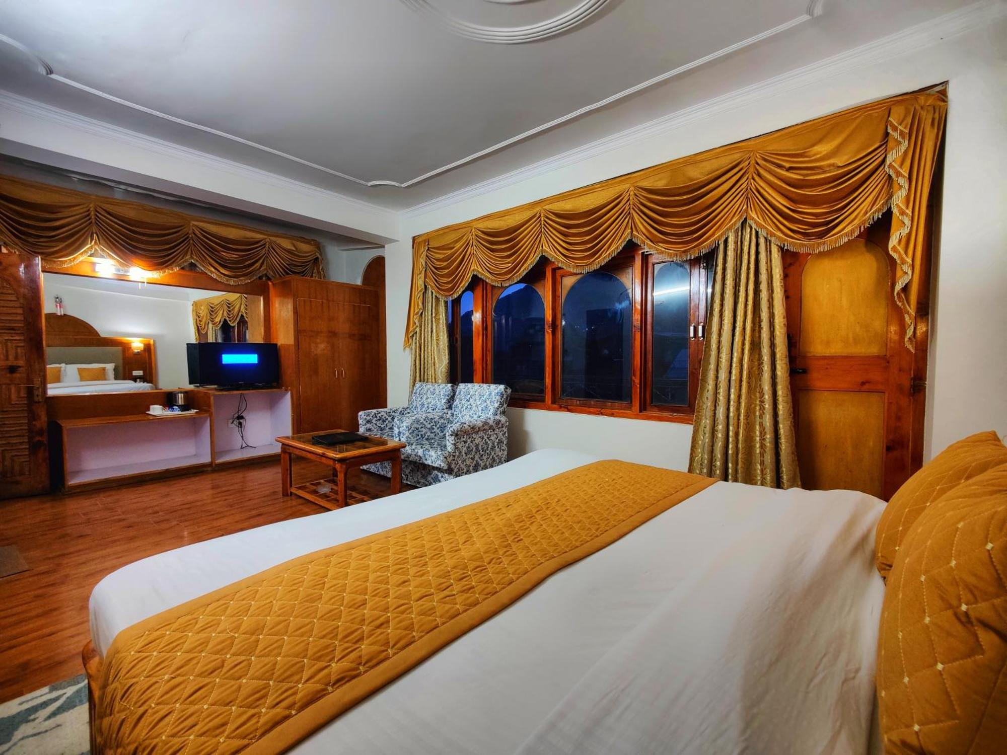 Surya International Hotel Manali Near Mall Road Esterno foto