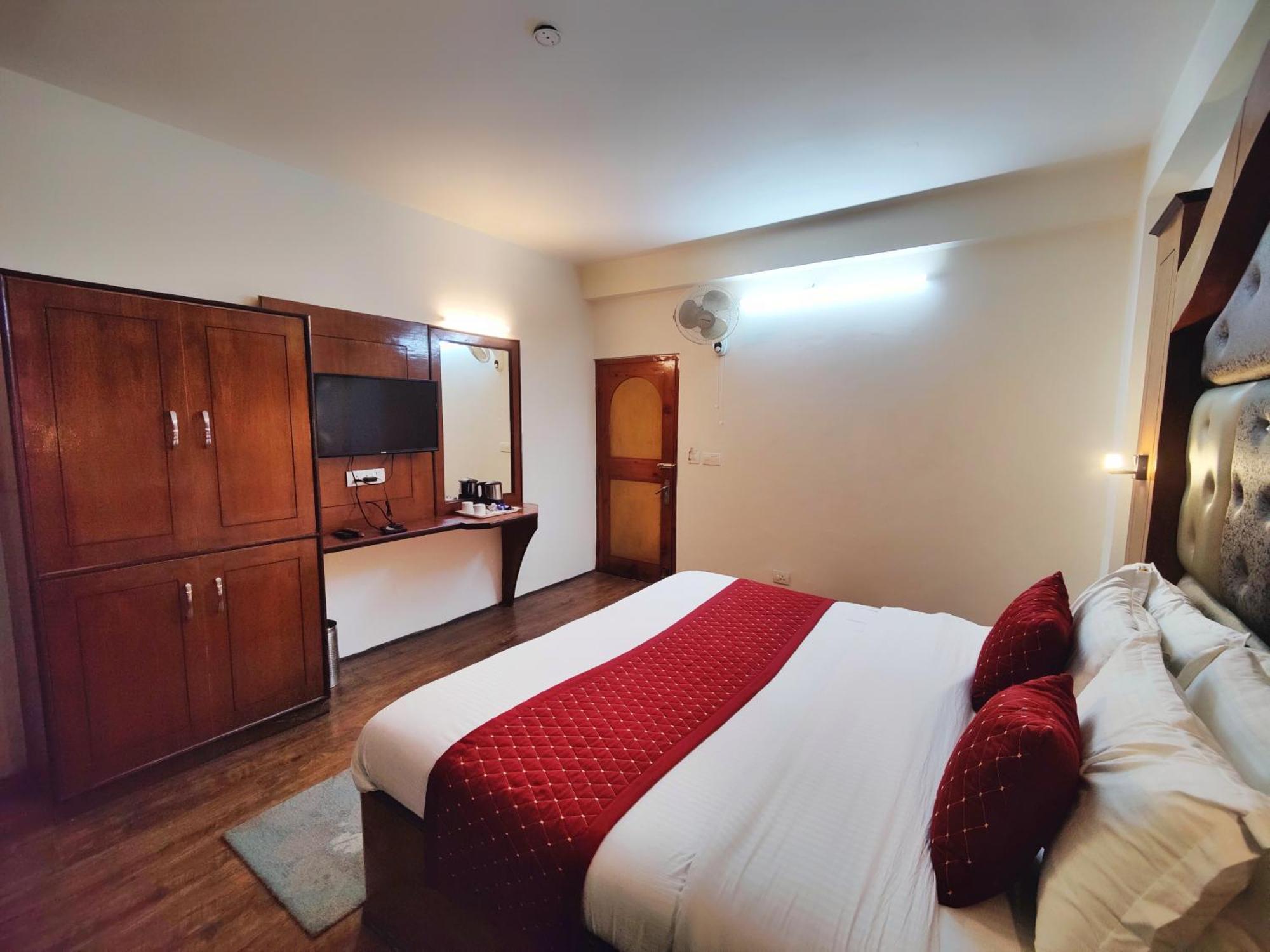 Surya International Hotel Manali Near Mall Road Esterno foto