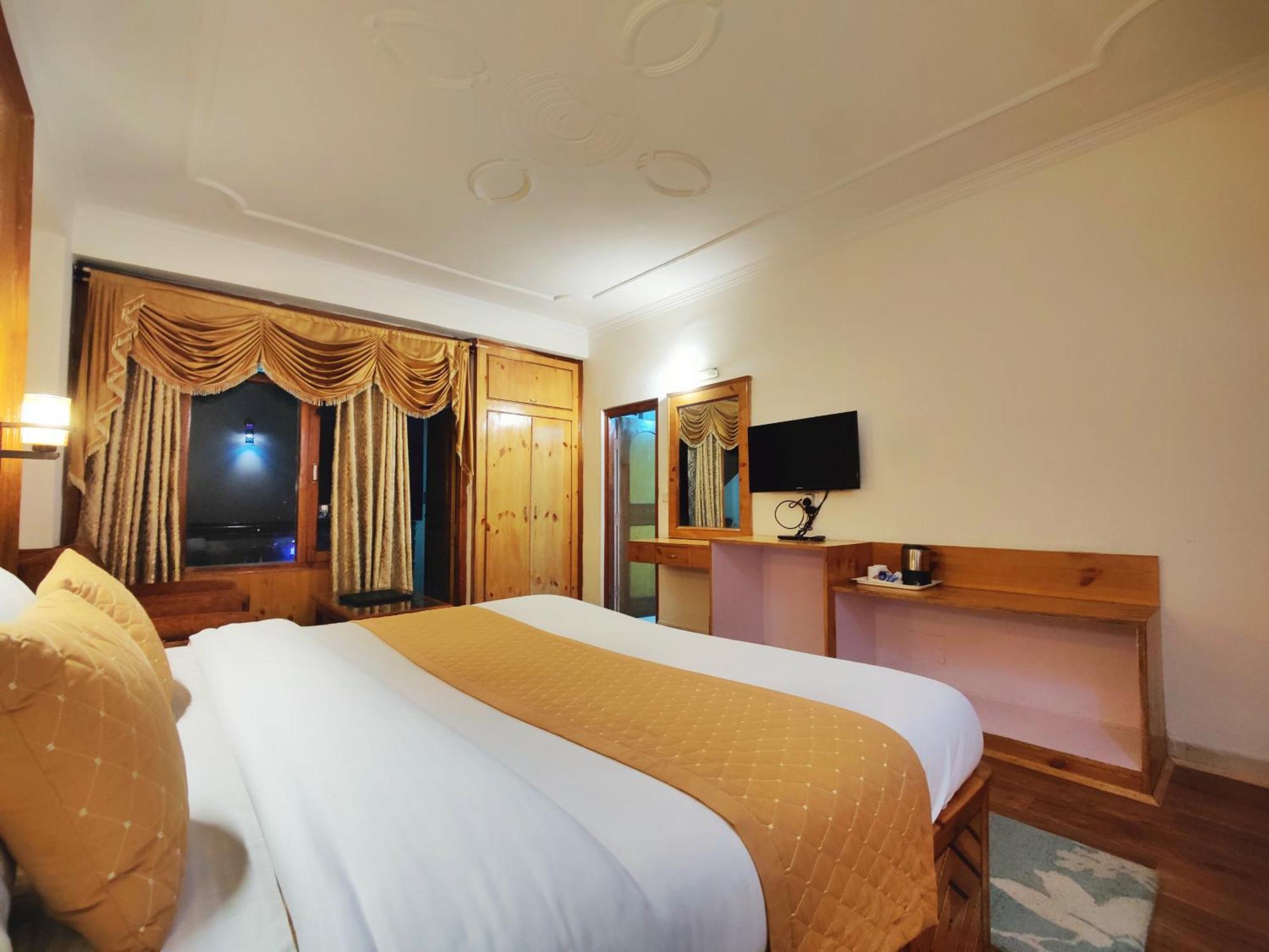 Surya International Hotel Manali Near Mall Road Esterno foto