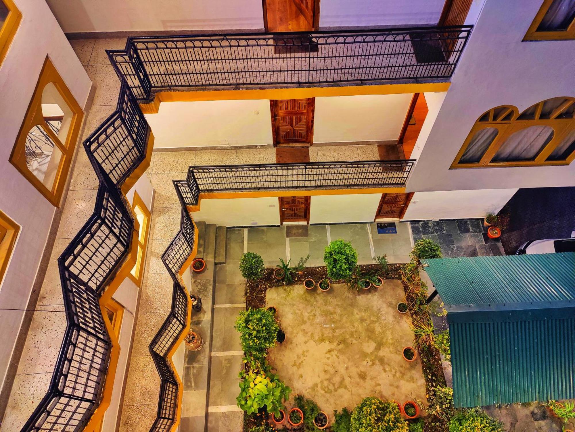 Surya International Hotel Manali Near Mall Road Esterno foto